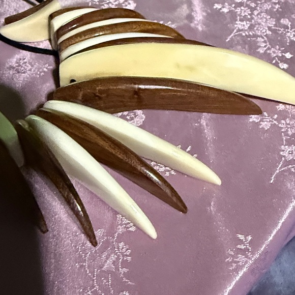 Wood and bone statement necklace - Picture 2 of 2